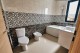 Apartament — baie modernă cu cabină de duș