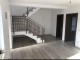 Interiorul finalizat al unei case duplex din Miroslava Residence — living cu scară interioară, parchet laminat și uși de interior