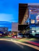 Iulius Mall Iași – fațadă și arhitectură din sticlă seara