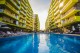 Complexul Alezzi Beach Resort — fatadă nocturnă