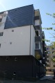 Vedere unghi lateral bloc — acoperiș și balcoane